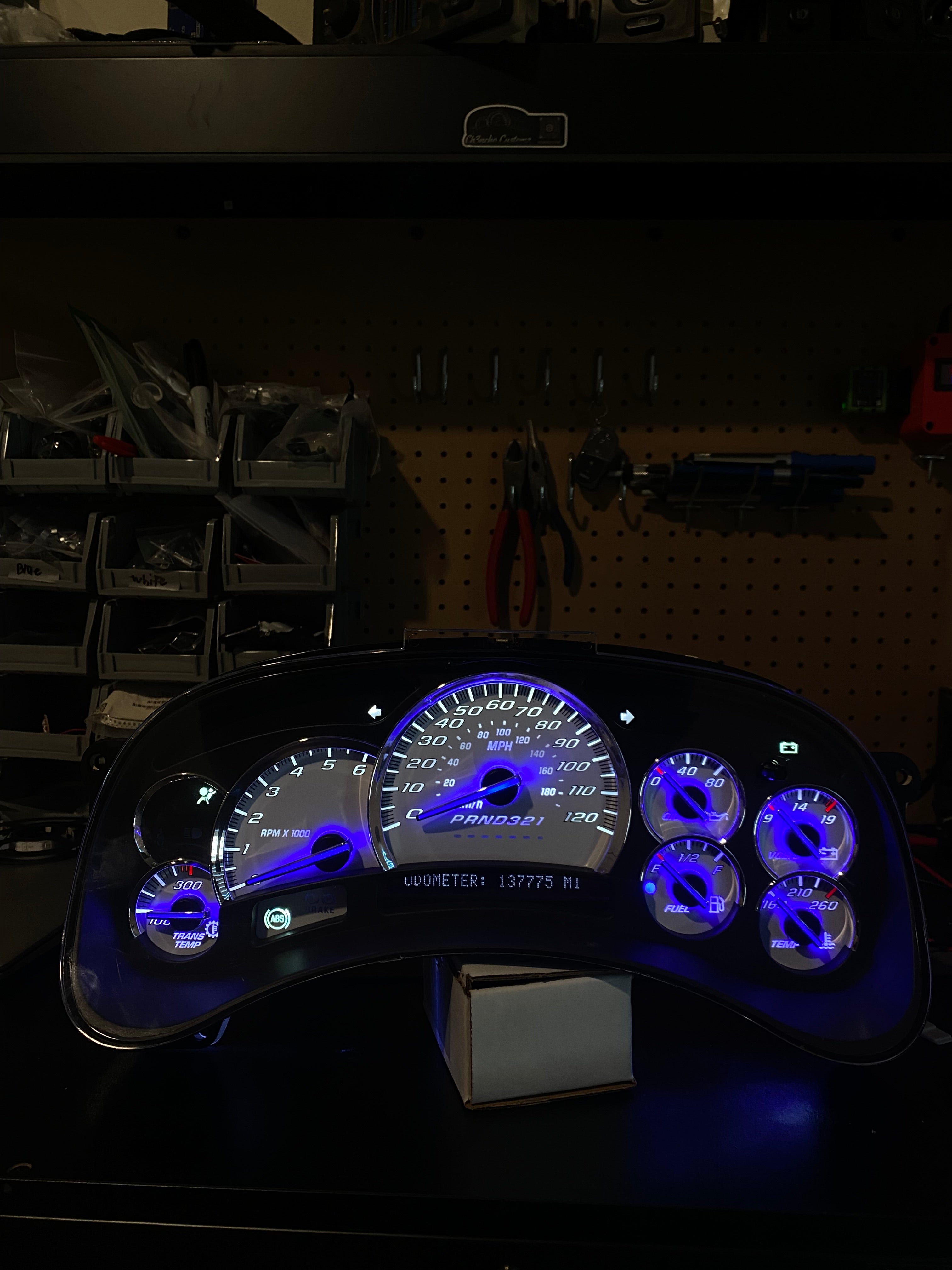 06-07 White Cluster w/Blue Needle Glow🔥